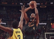 开云平台-包含步行者的致命失误人三分球连续命中逆转比分的词条