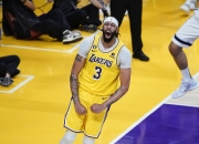 开云体育下载-雄鹿主场战胜湖人，继续不败金身