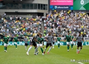 开云体育在线-足球赛场上的精彩对决引发热烈讨论