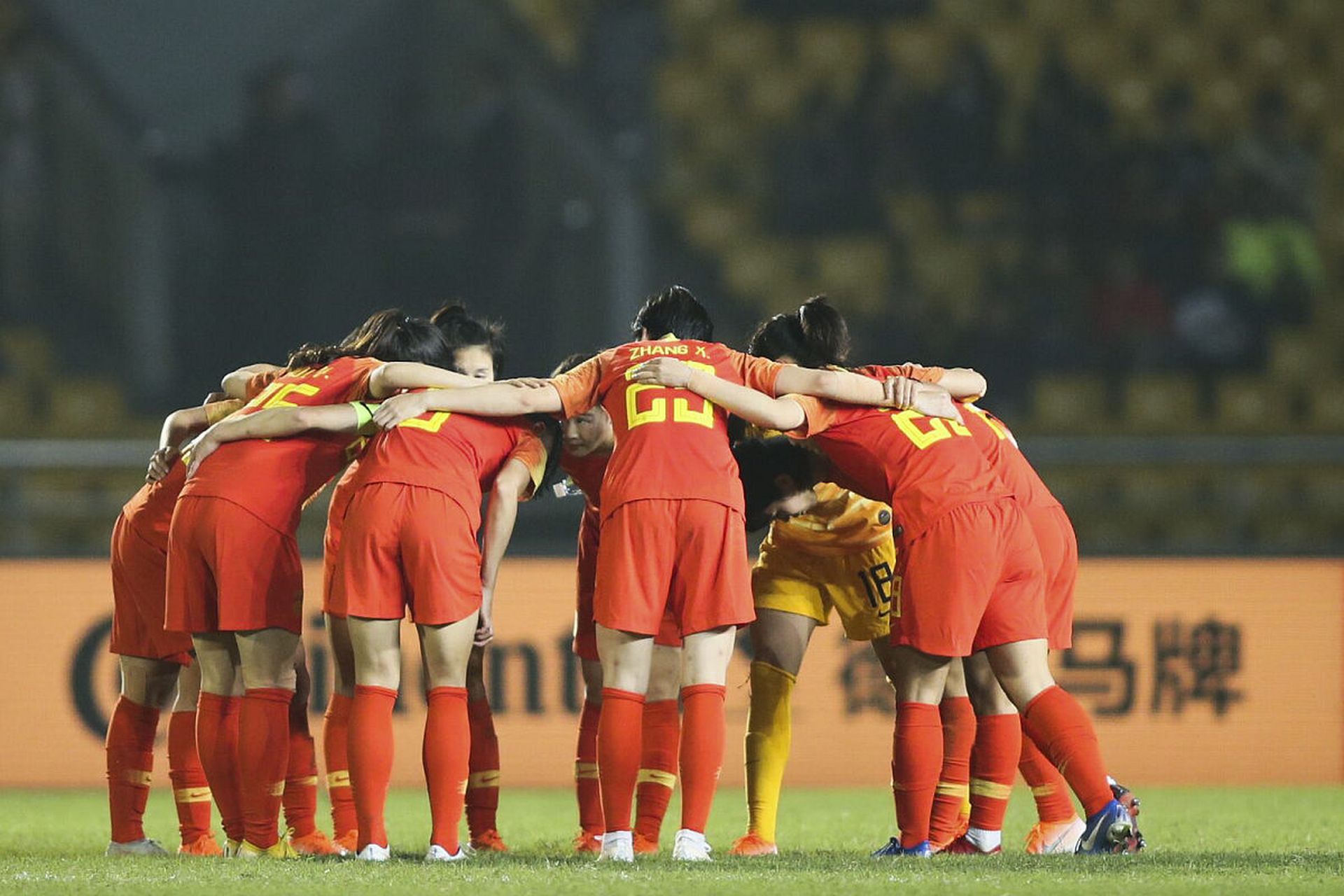 女足比赛中球队全力以赴，争取成功