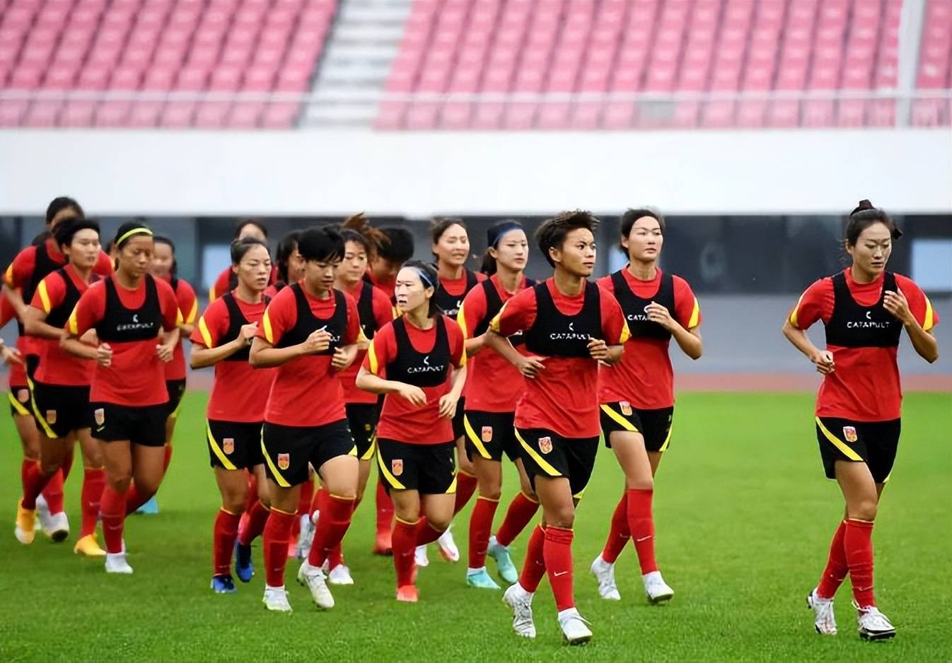 女足比赛中球队全力以赴，争取成功