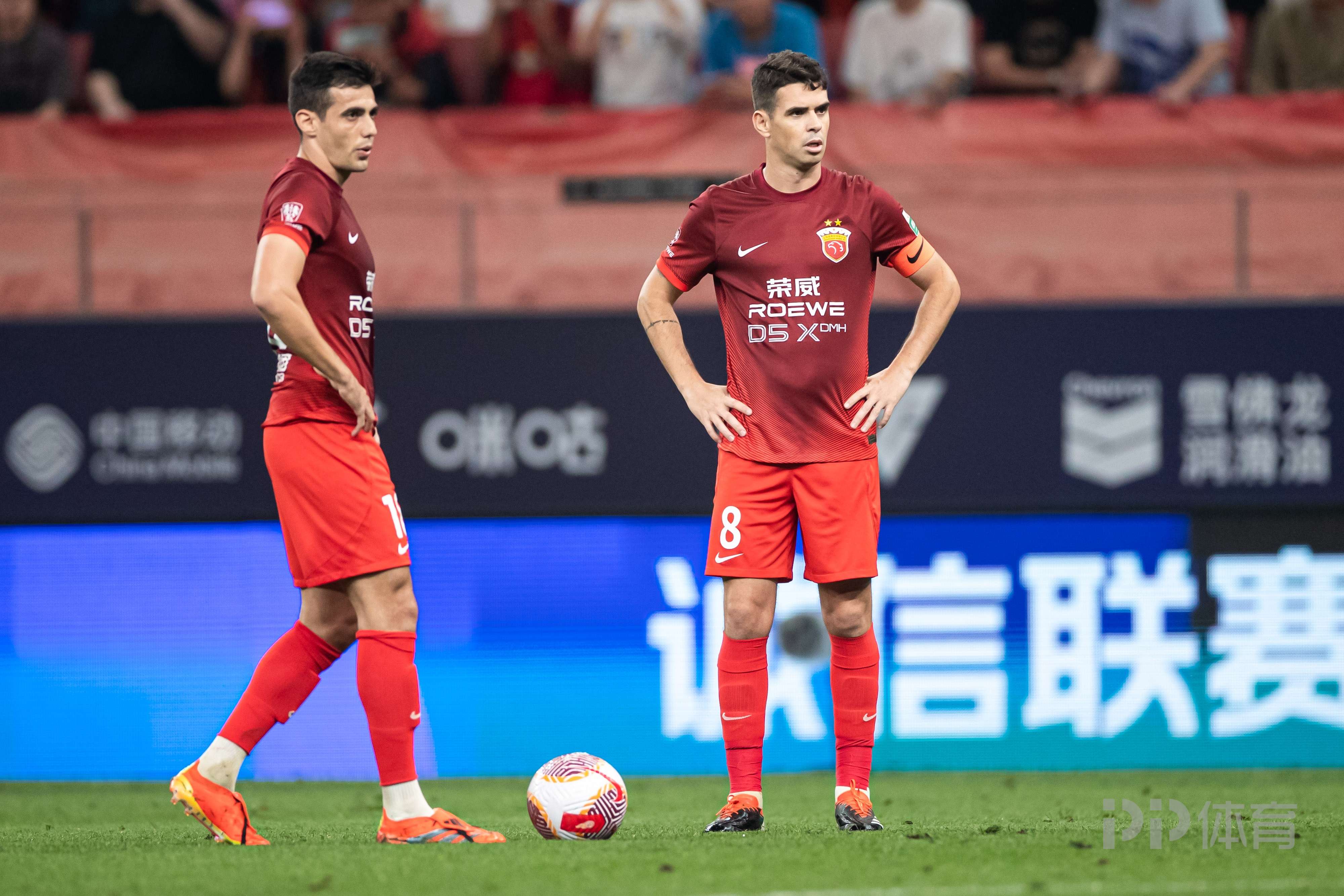 足球顶级职业比赛紧随门，球队追求荣誉巅峰的简单介绍