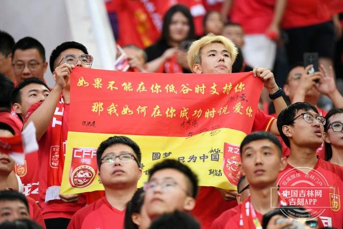 包含球迷疯狂加油助威，现场气氛火爆异常的词条