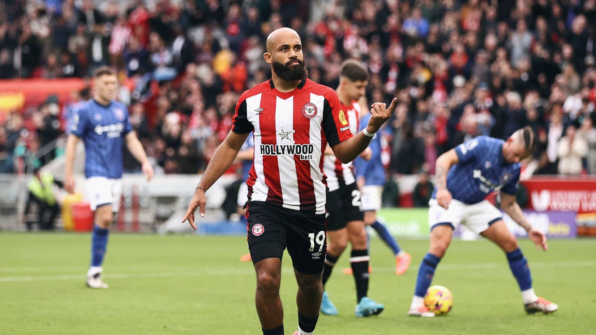 关于富勒姆客场获胜，实现两连胜追赶对手的信息