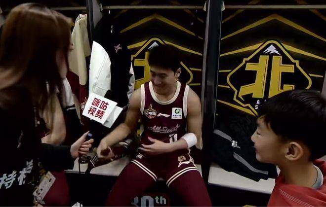 明星球员在国内联赛中展现出色表现