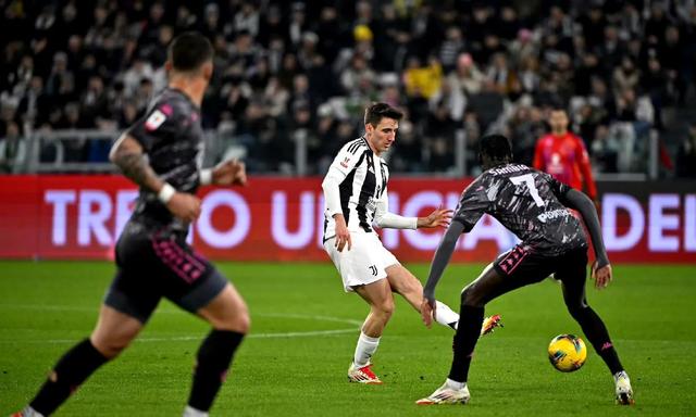 足坛盛事：场上豪强搏命争夺胜利荣誉的简单介绍