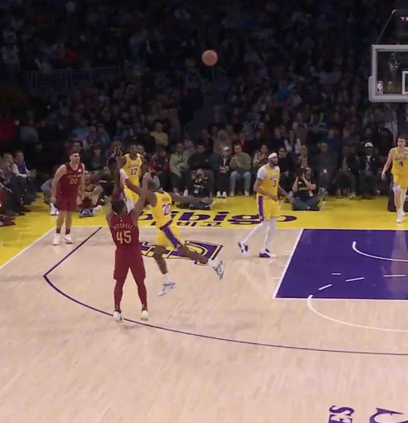 詹姆斯再现神来之笔，湖人横扫对手