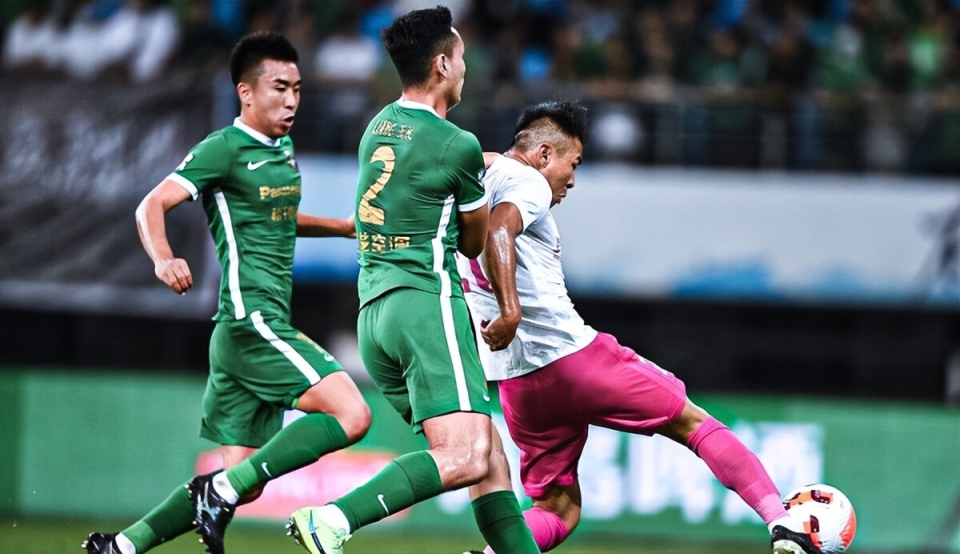 包含杭州绿城队逼平上海申花队，保持不败势头的词条