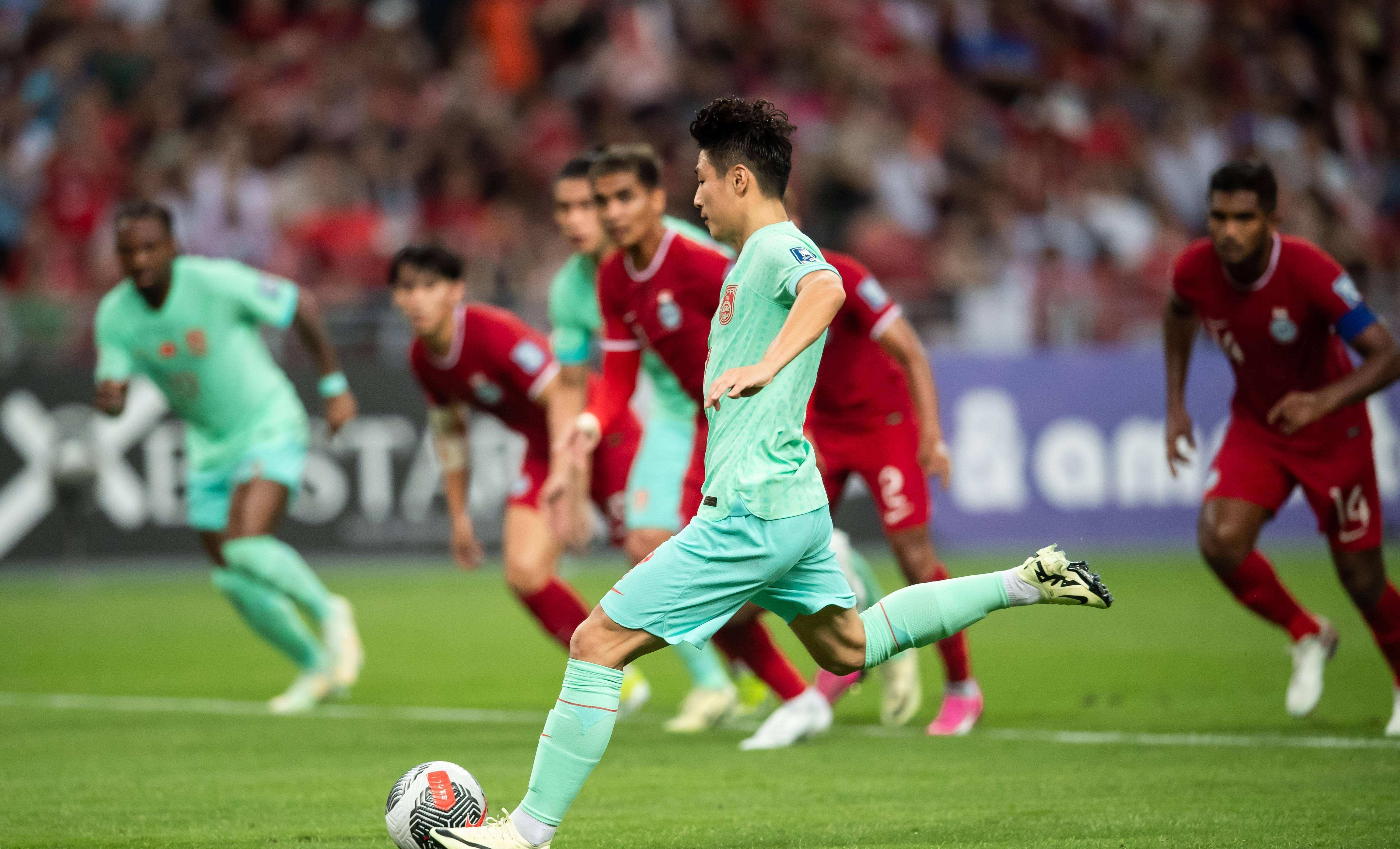 新晋球星赢得球迷喝彩，燃爆赛场！