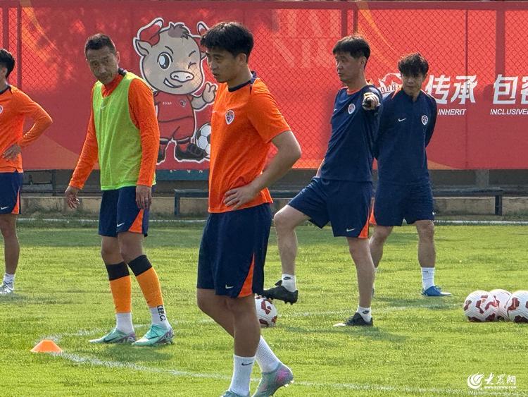 联赛备战热身对抗赛，全力以赴冲刺成功