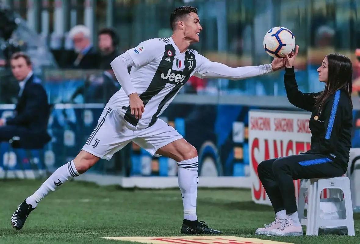 包含尤文图斯主场大胜，扩大领先优势的词条