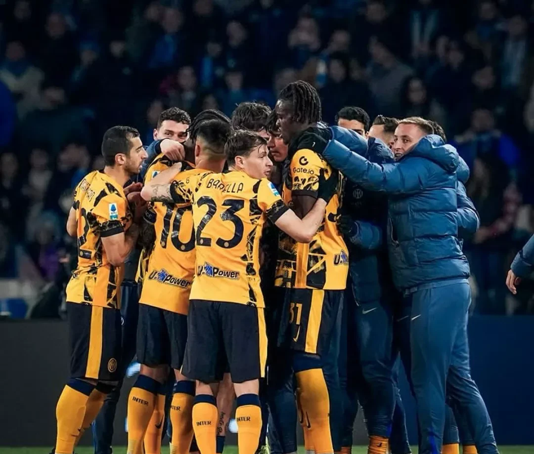 包含那不勒斯客场战胜对手，保持胜利势头的词条