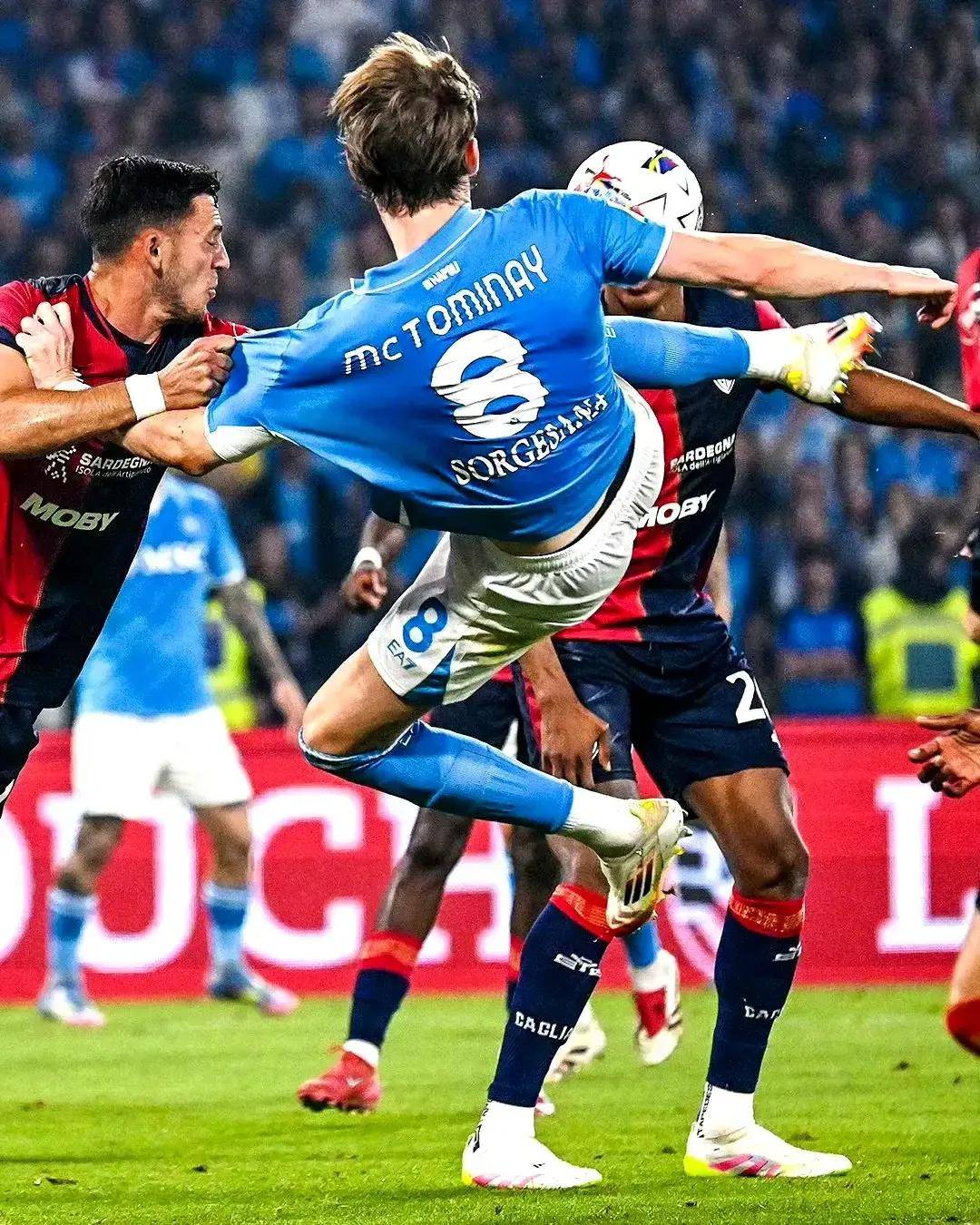 包含那不勒斯客场战胜对手，保持胜利势头的词条