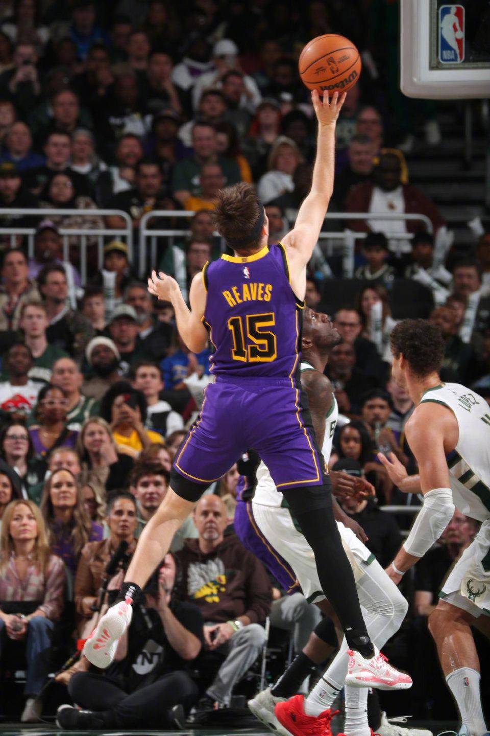 雄鹿主场战胜湖人，继续不败金身