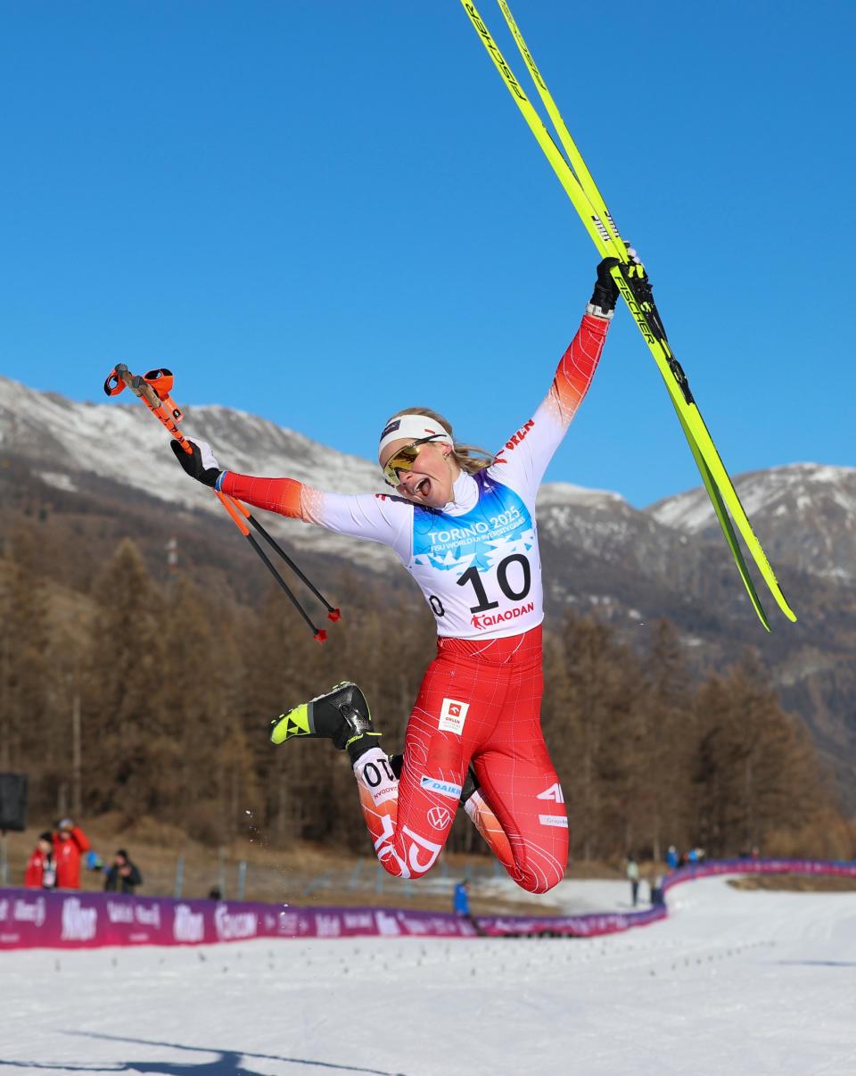 爱沙尼亚滑雪队员在山坡上勇敢奋战