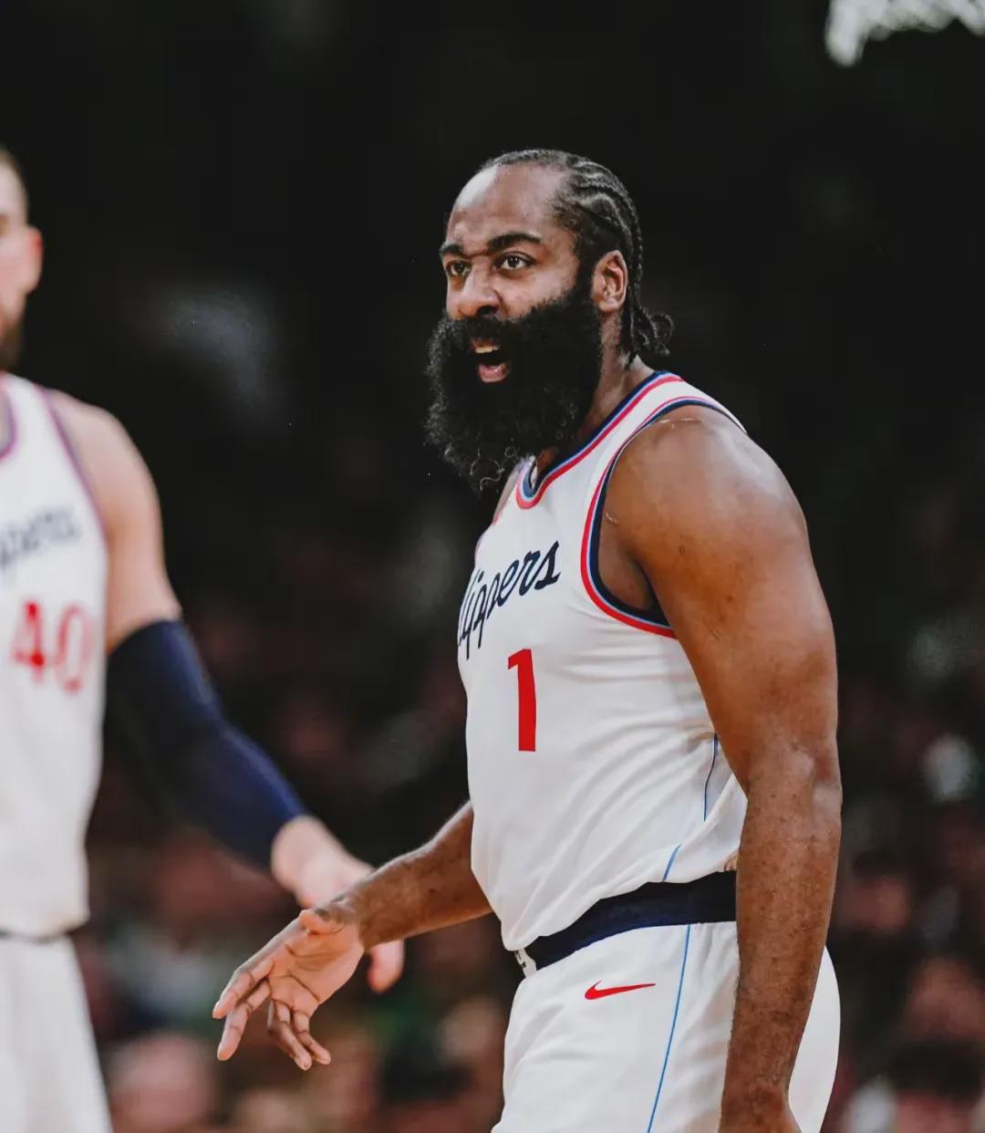 快船主场逆转马刺，莱昂纳德高产助球队取胜锦上添花的简单介绍