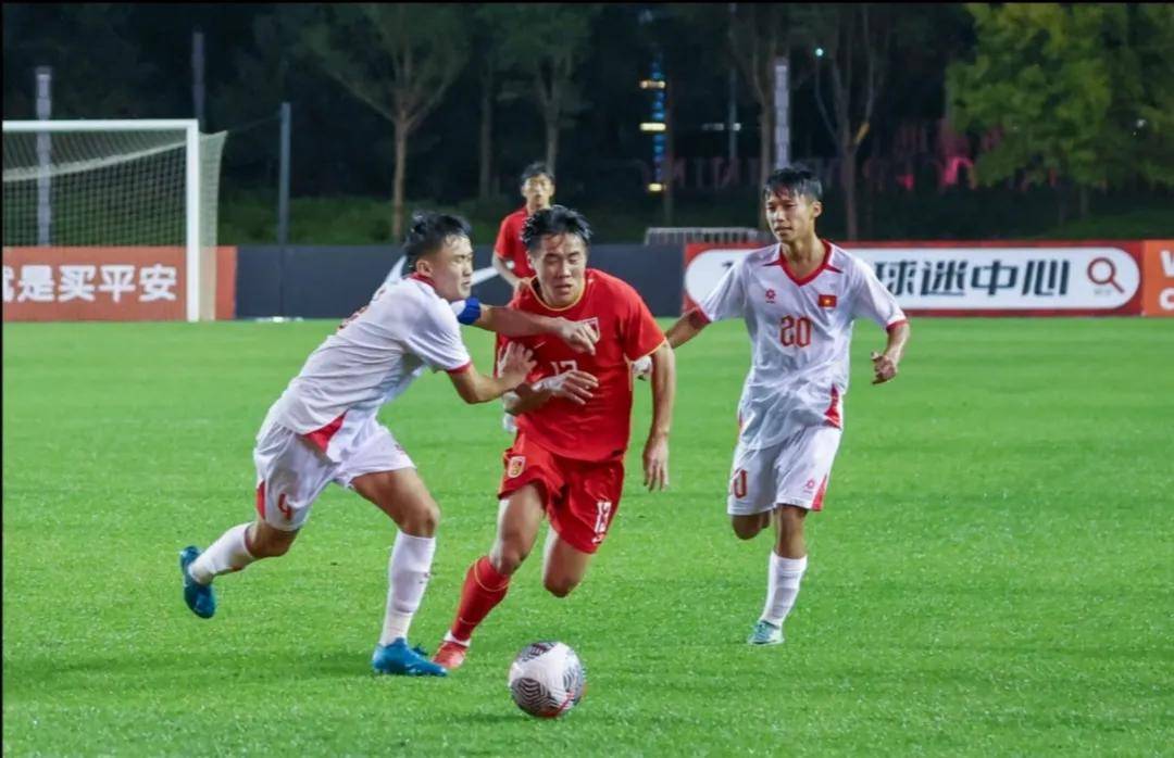 比赛中解围神勇，被誉为最出色防守球员