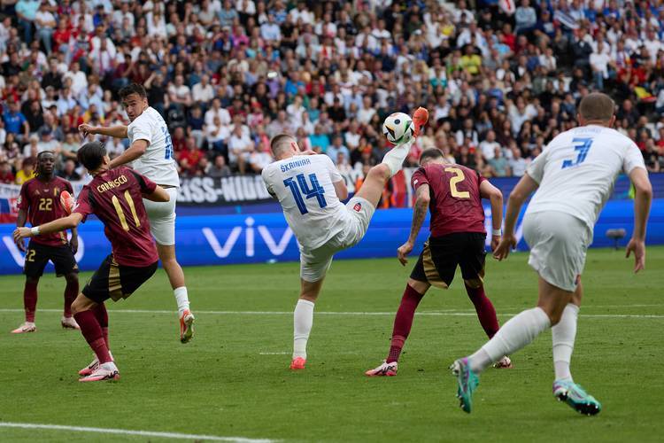 西班牙队无缘欧预赛决赛，球迷情绪低落的简单介绍