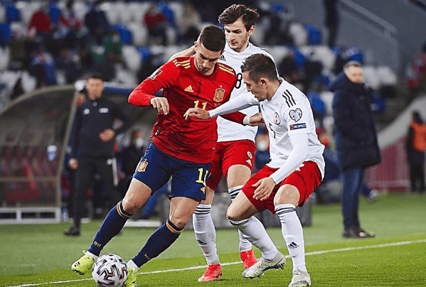 包含希腊队备战欧预赛场上对决的词条