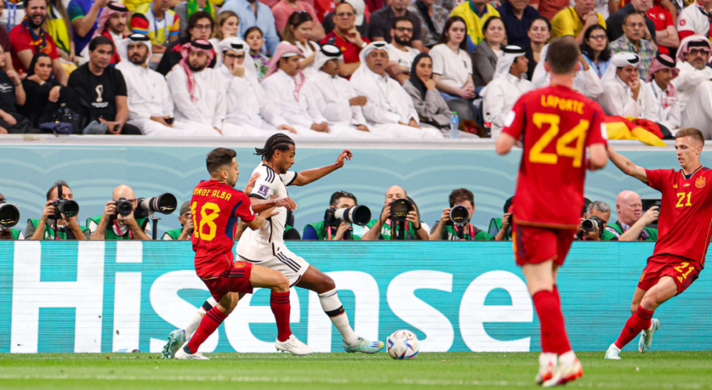 格策打进关键进球，带领球队逆袭战胜对手