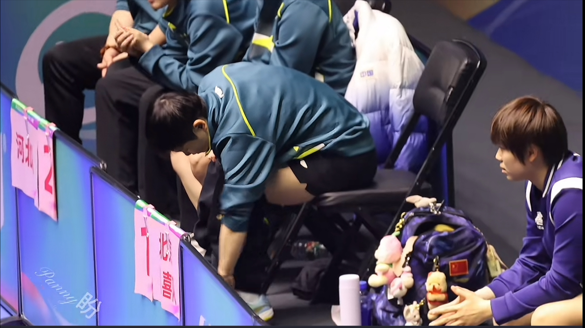 包含比赛现场球员身体冲突,运动员羞耻撕衣的词条 包含比赛现场球员身体冲突,运动员羞耻撕衣的词条