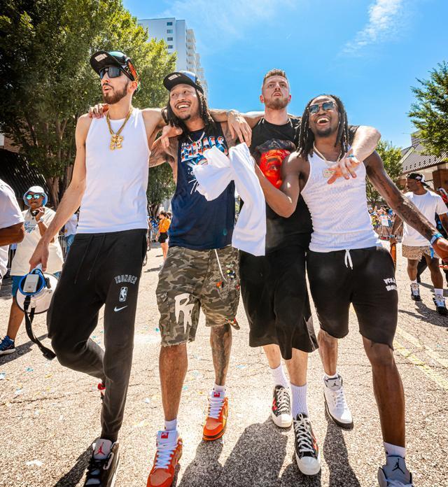 热火球迷狂欢持续庆祝球队胜利