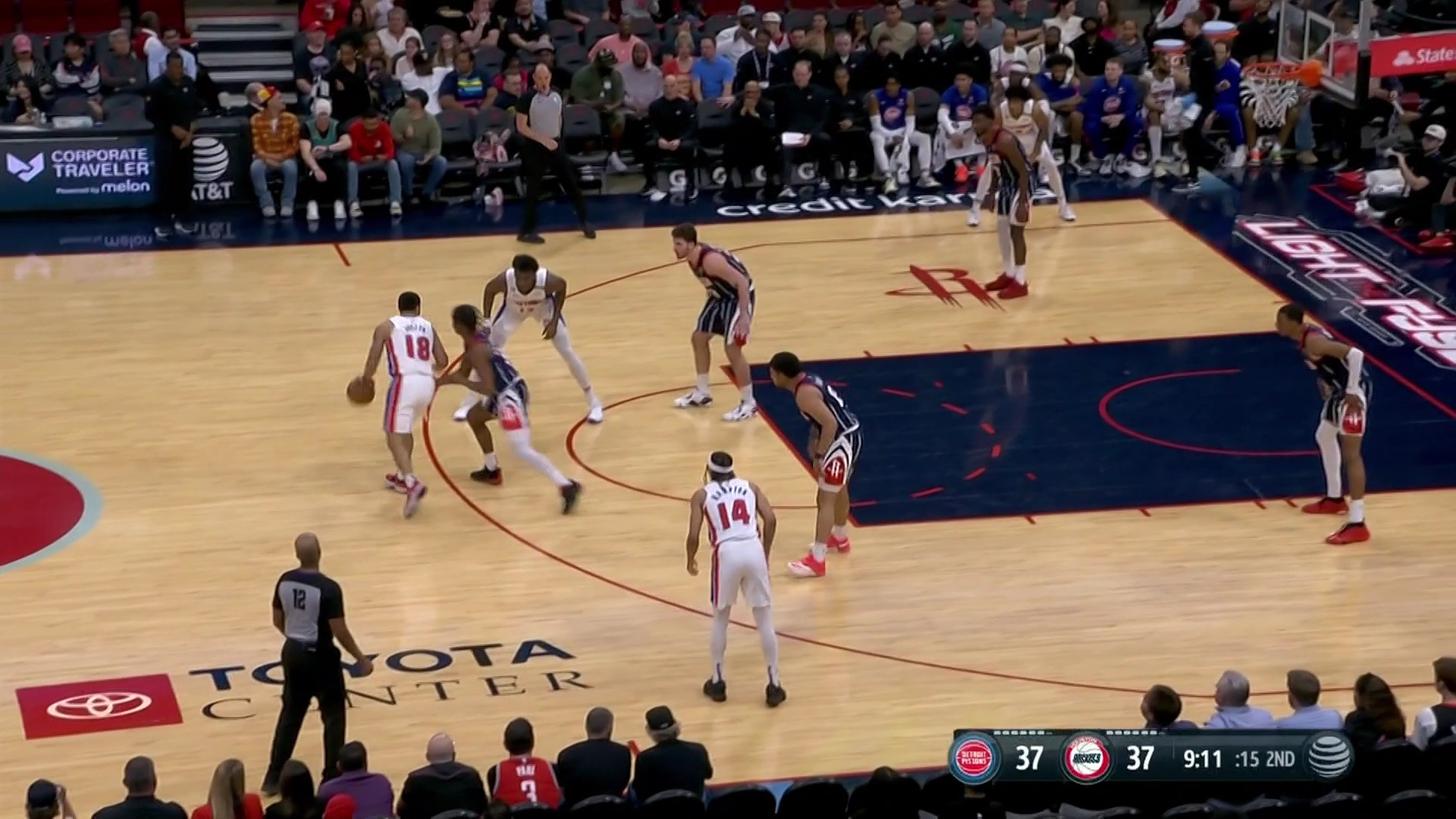 F1赛车赛事中火箭战胜对手成功伤退 F1赛车赛事中火箭战胜对手成功伤退