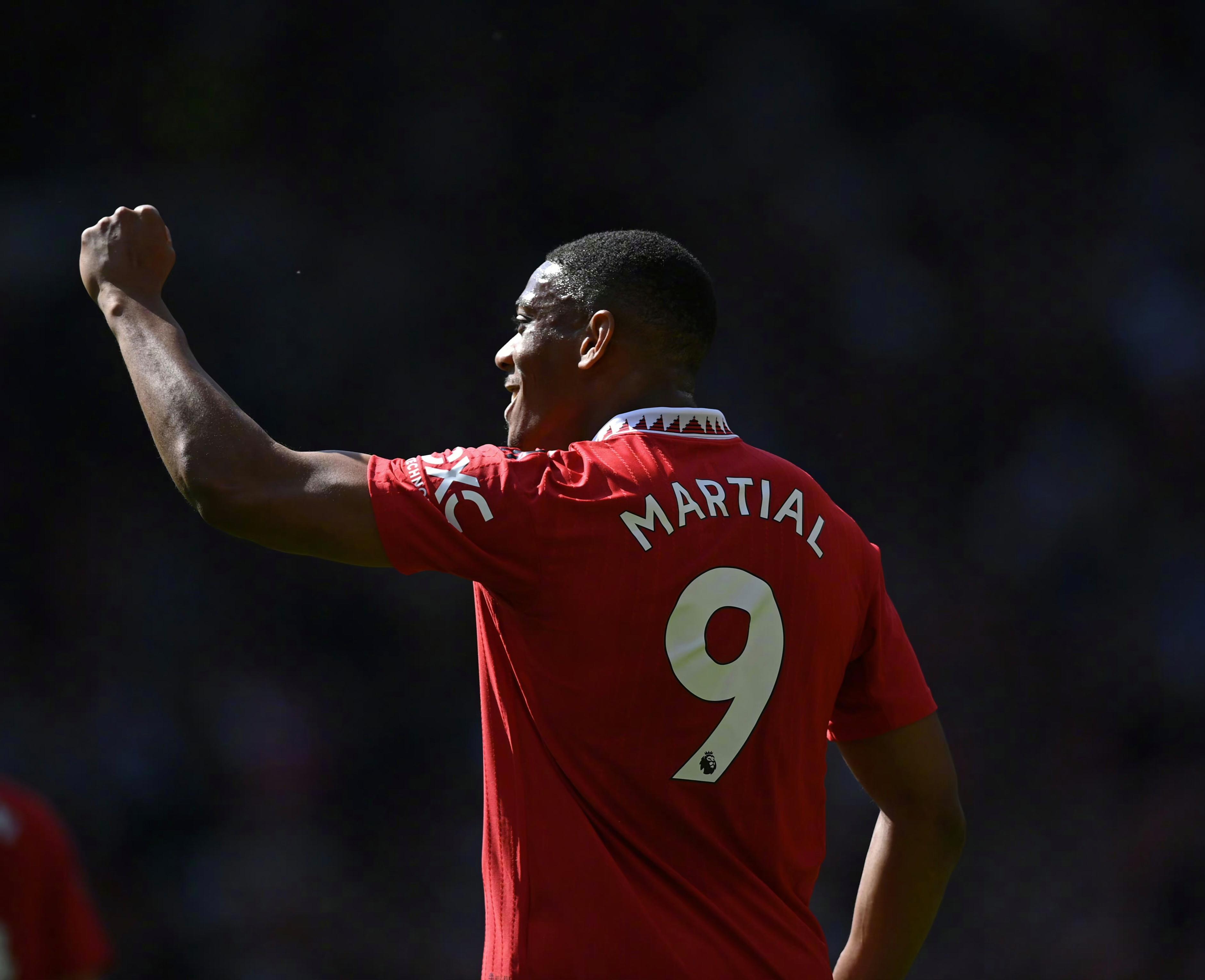 关于曼联前锋马夏尔受伤离场，成急诊状态的信息