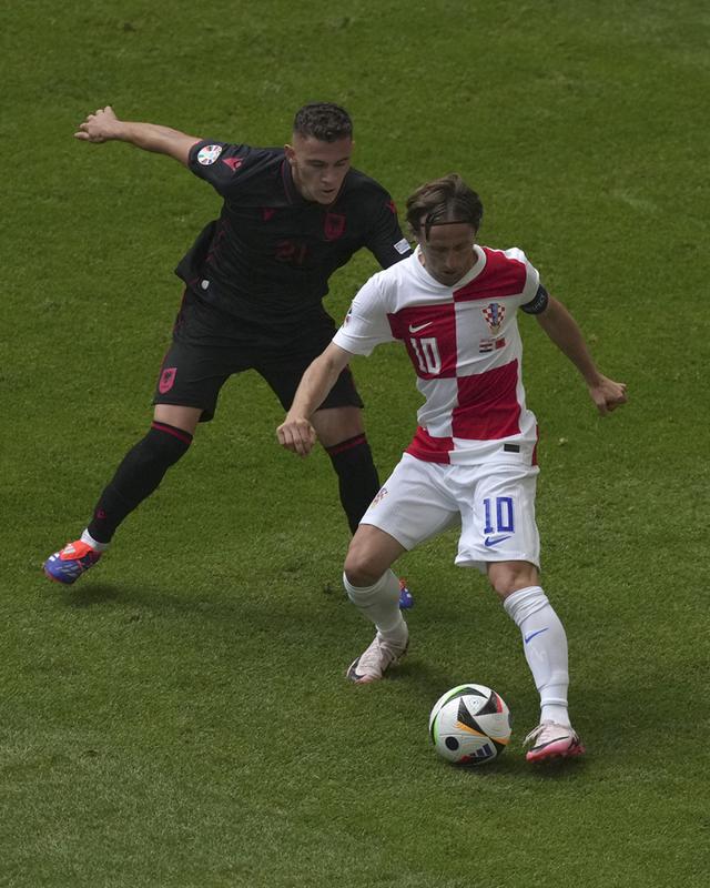 法国艰难击败葡萄牙，晋级欧洲杯