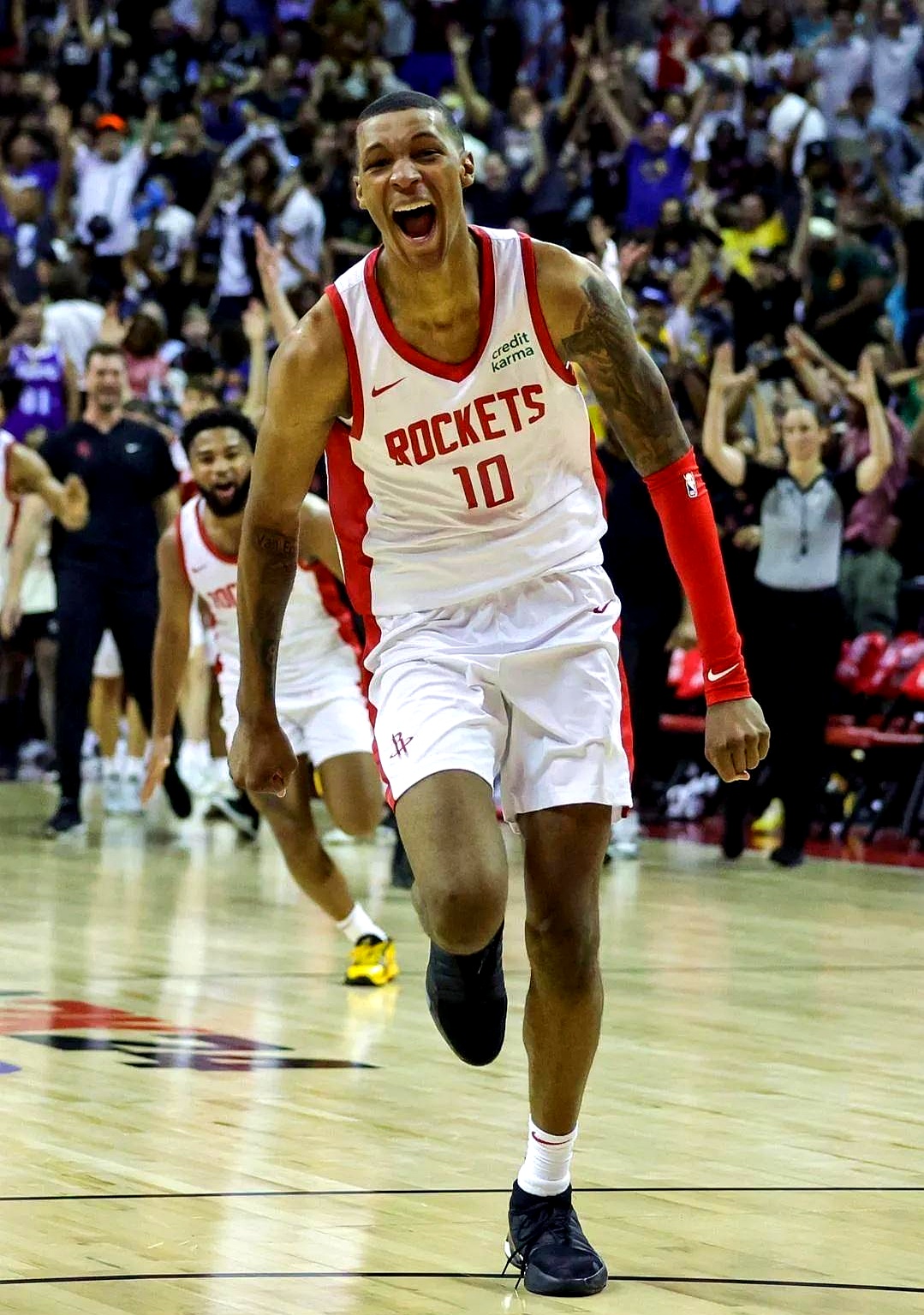 关键时刻球员发挥出色取得胜利