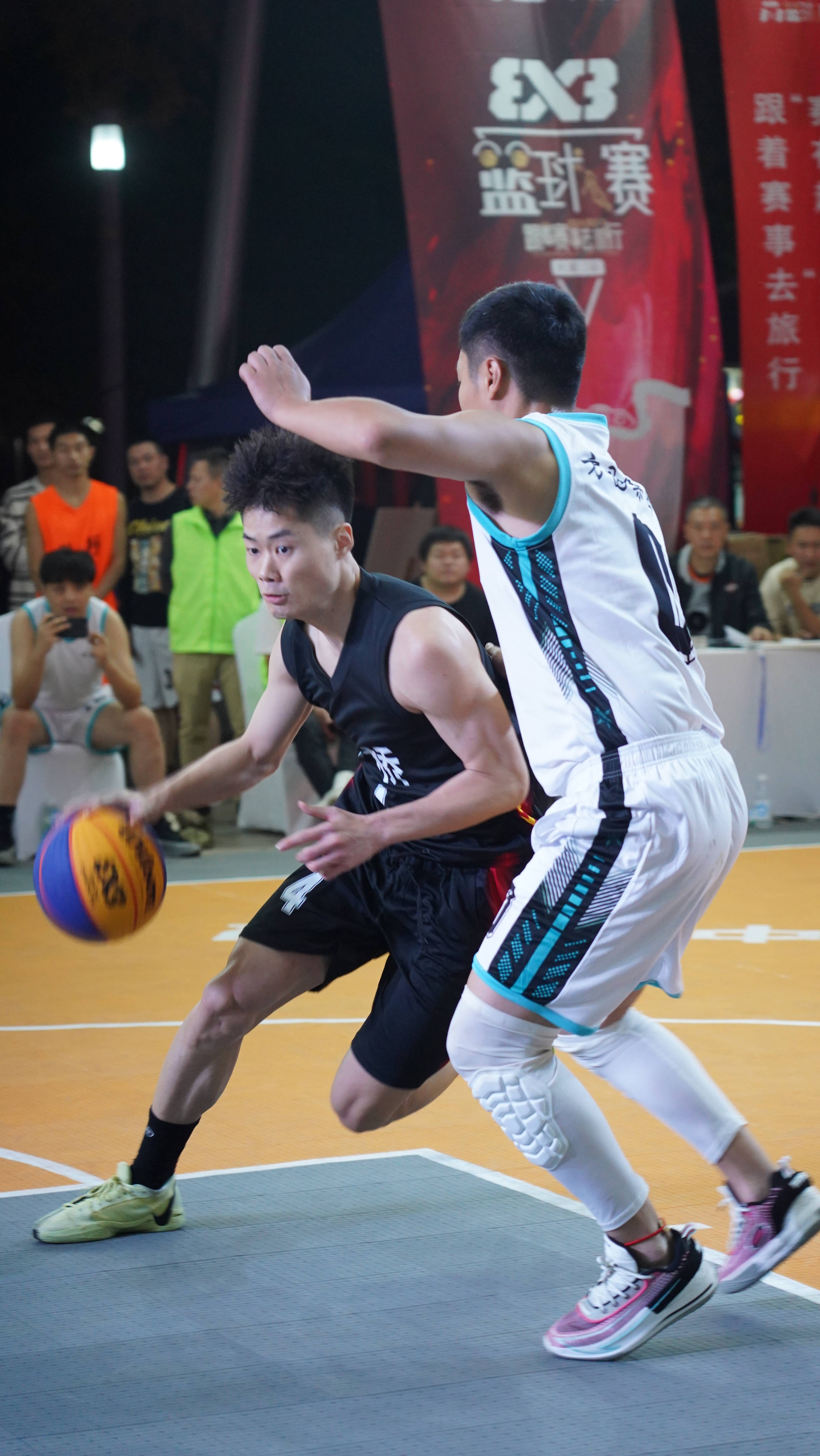 队伍士气昂扬，观众热情高涨，场场篮球赛事都让人血脉喷张的简单介绍