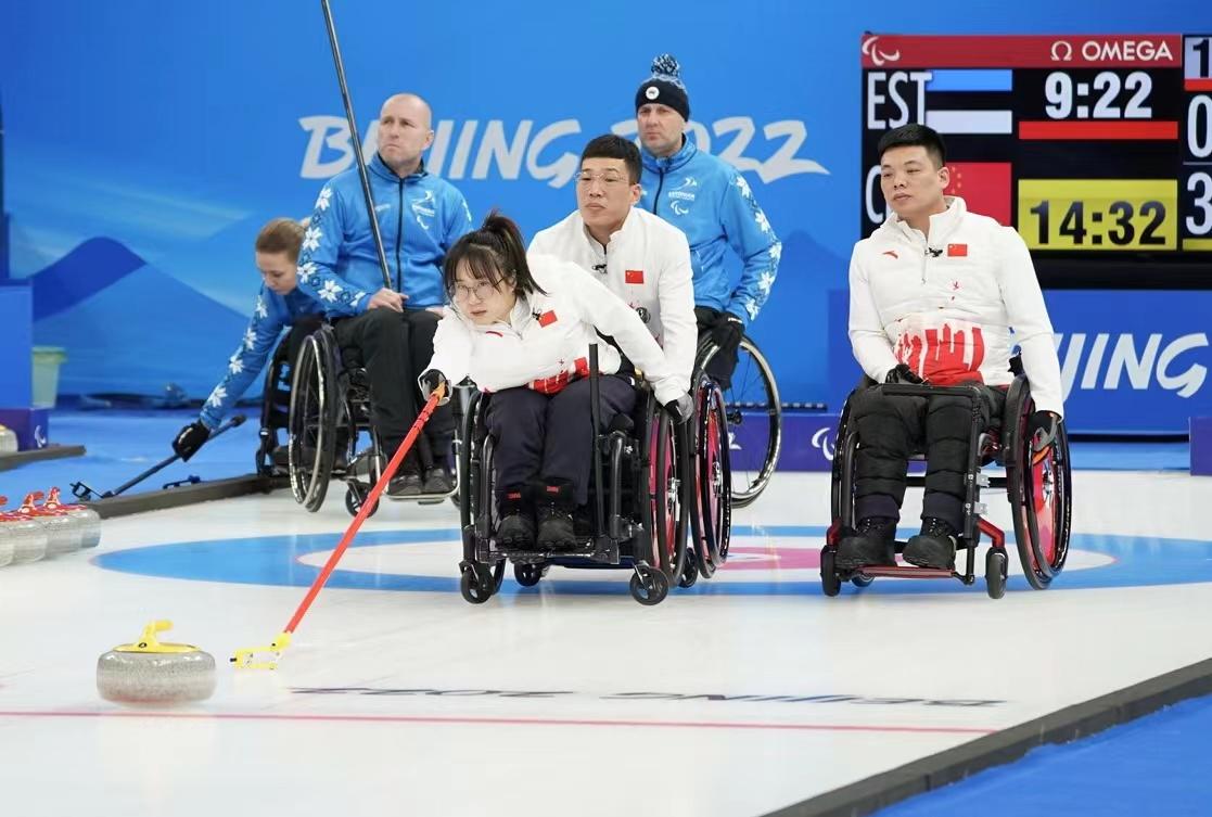 爱沙尼亚队在紧张比拼中夺得胜利，晋级