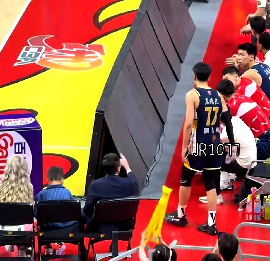 爱沙尼亚队在紧张比拼中夺得胜利，晋级