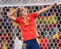 西班牙客场大胜瑞士，积分追赶领先者