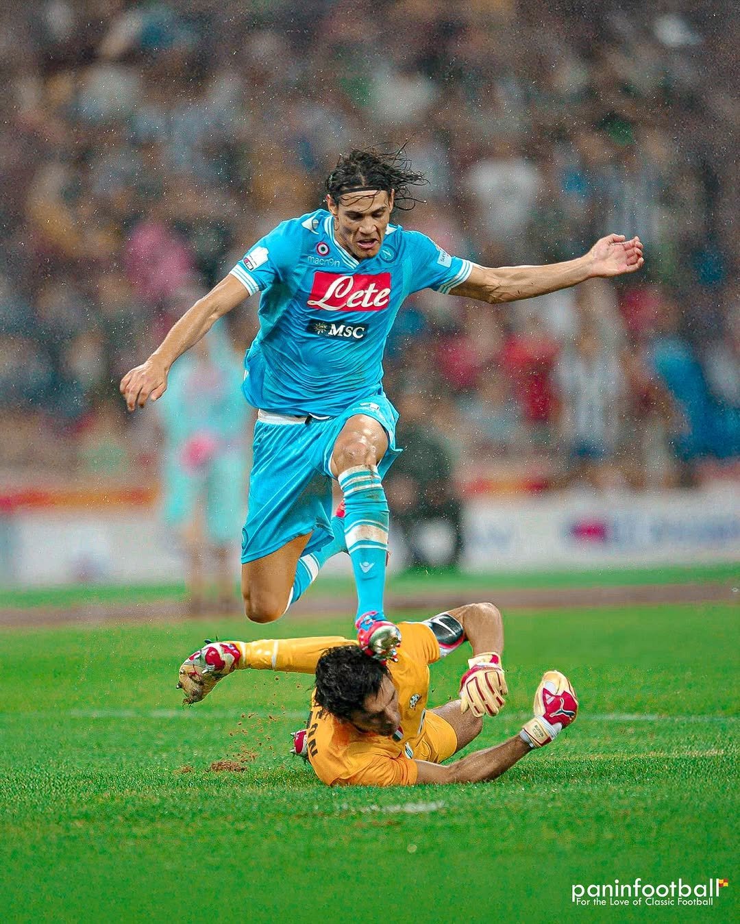 那不勒斯锋线频频越位，严重影响球队进攻