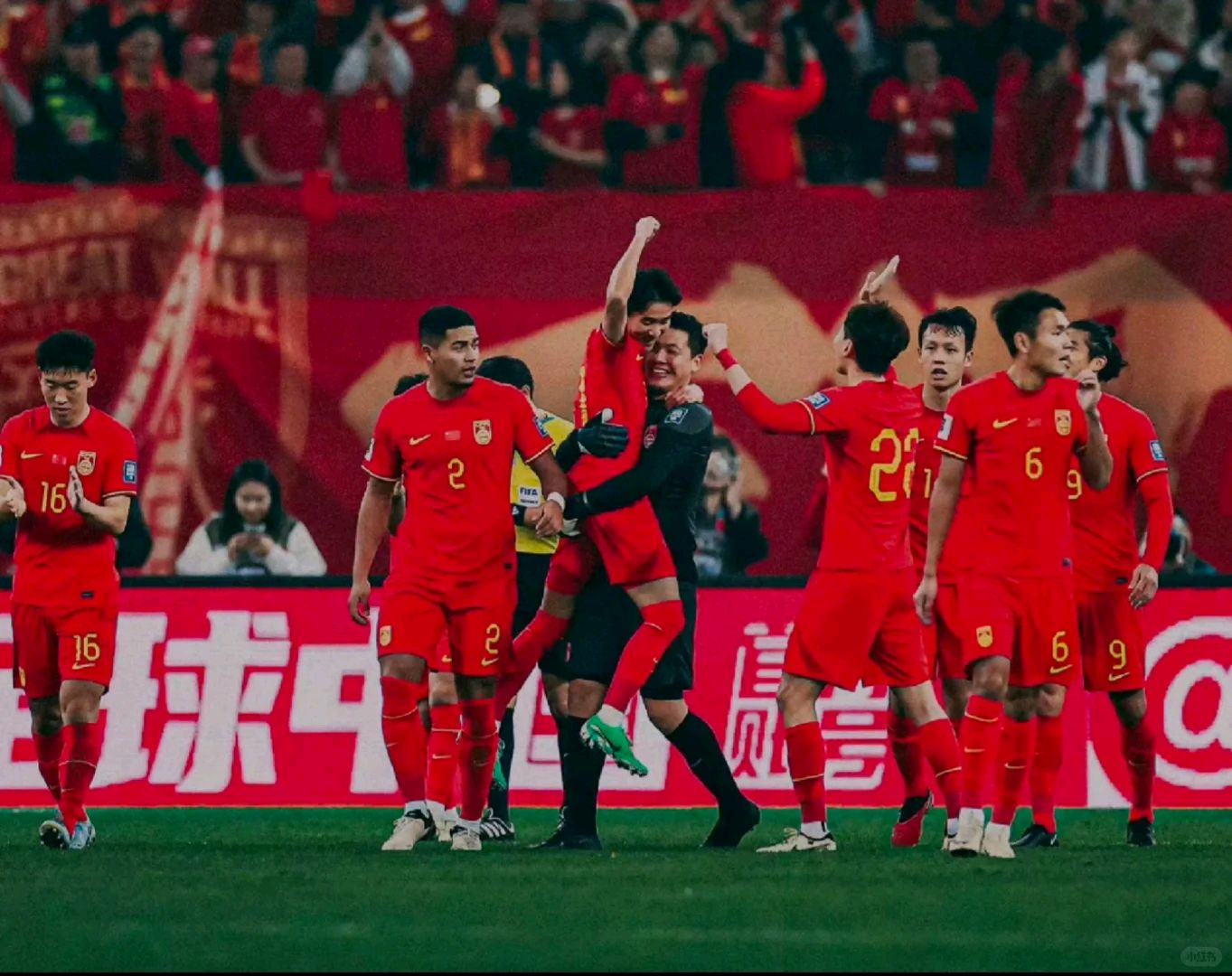 中国足球队在全球足球大赛中斩获胜利