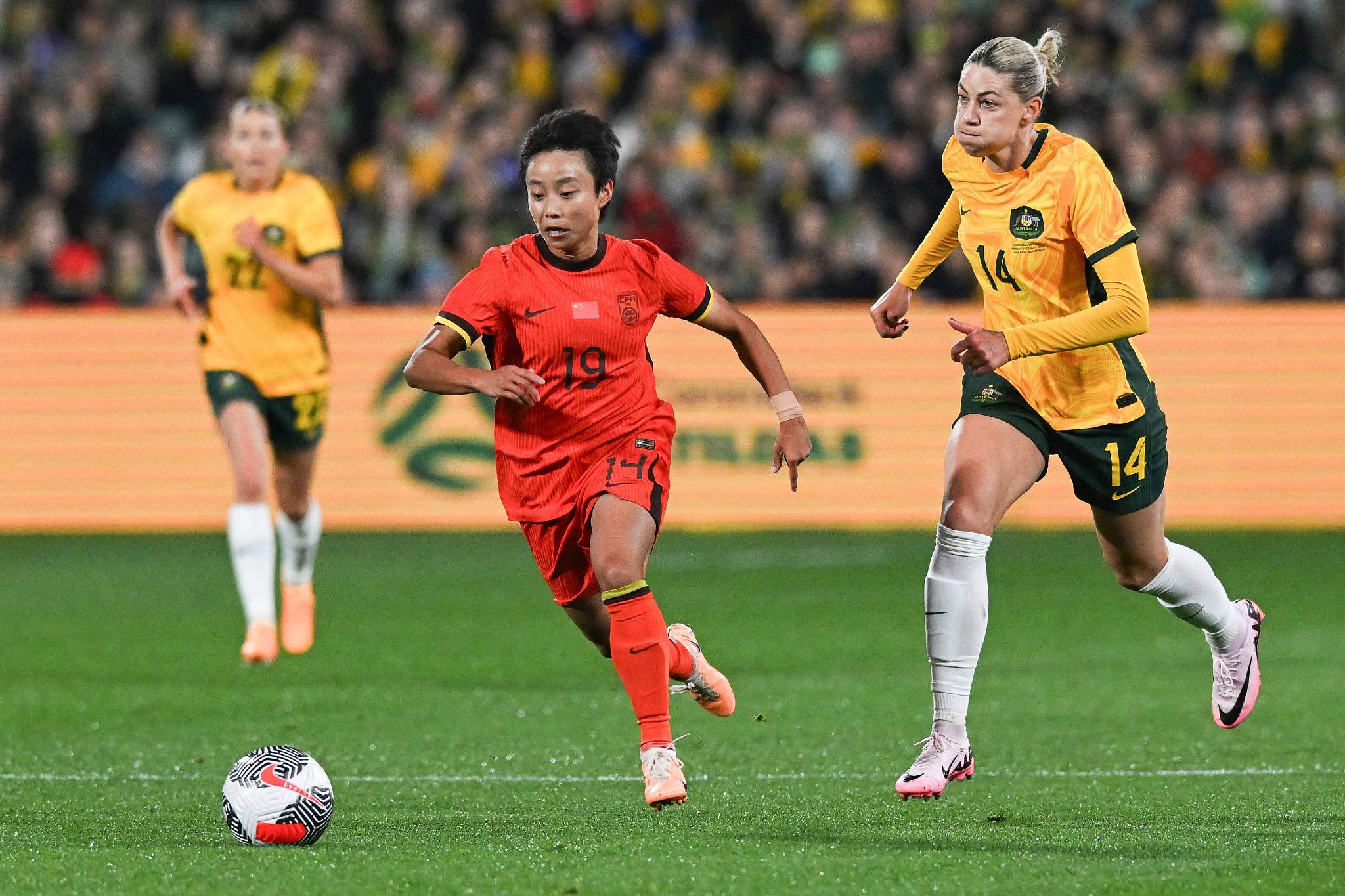 包含强强对抗！女子足球比赛场上燃情战斗的词条