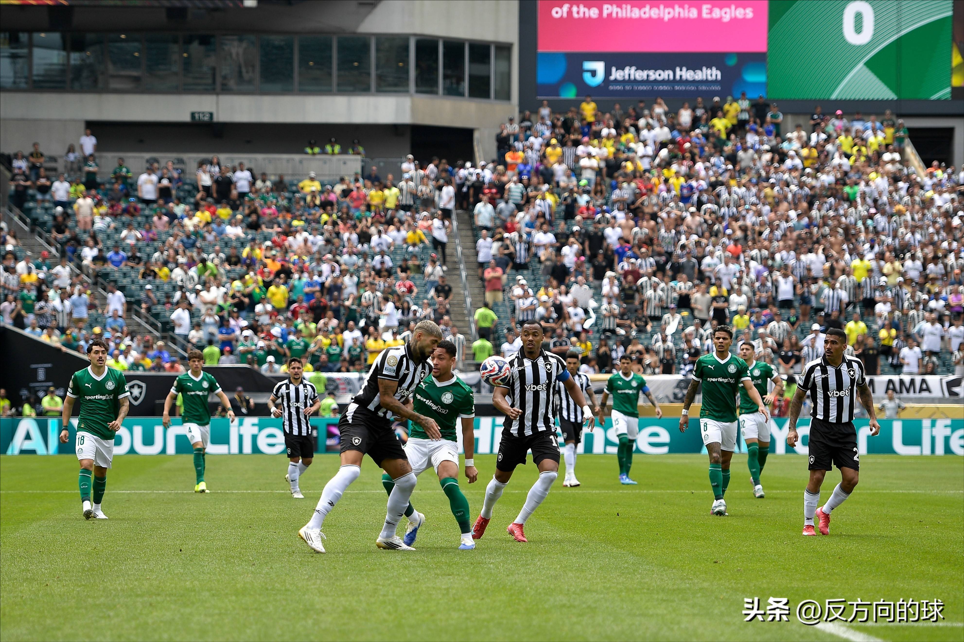 足球赛场上的精彩对决引发热烈讨论