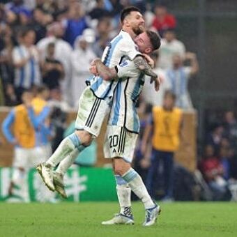 足球赛场上的精彩对决引发热烈讨论