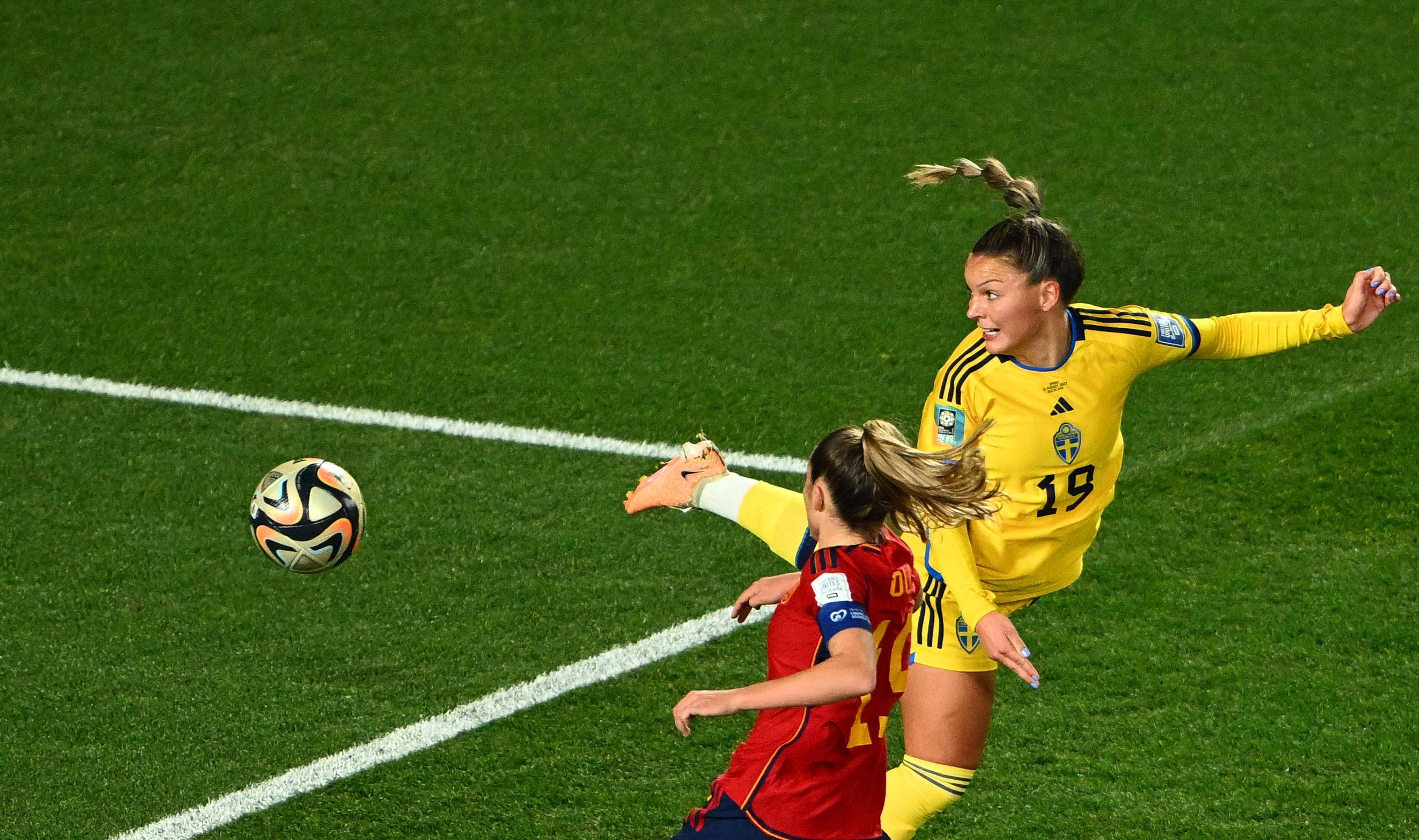 世界足球赛场上，女性球员风采不减