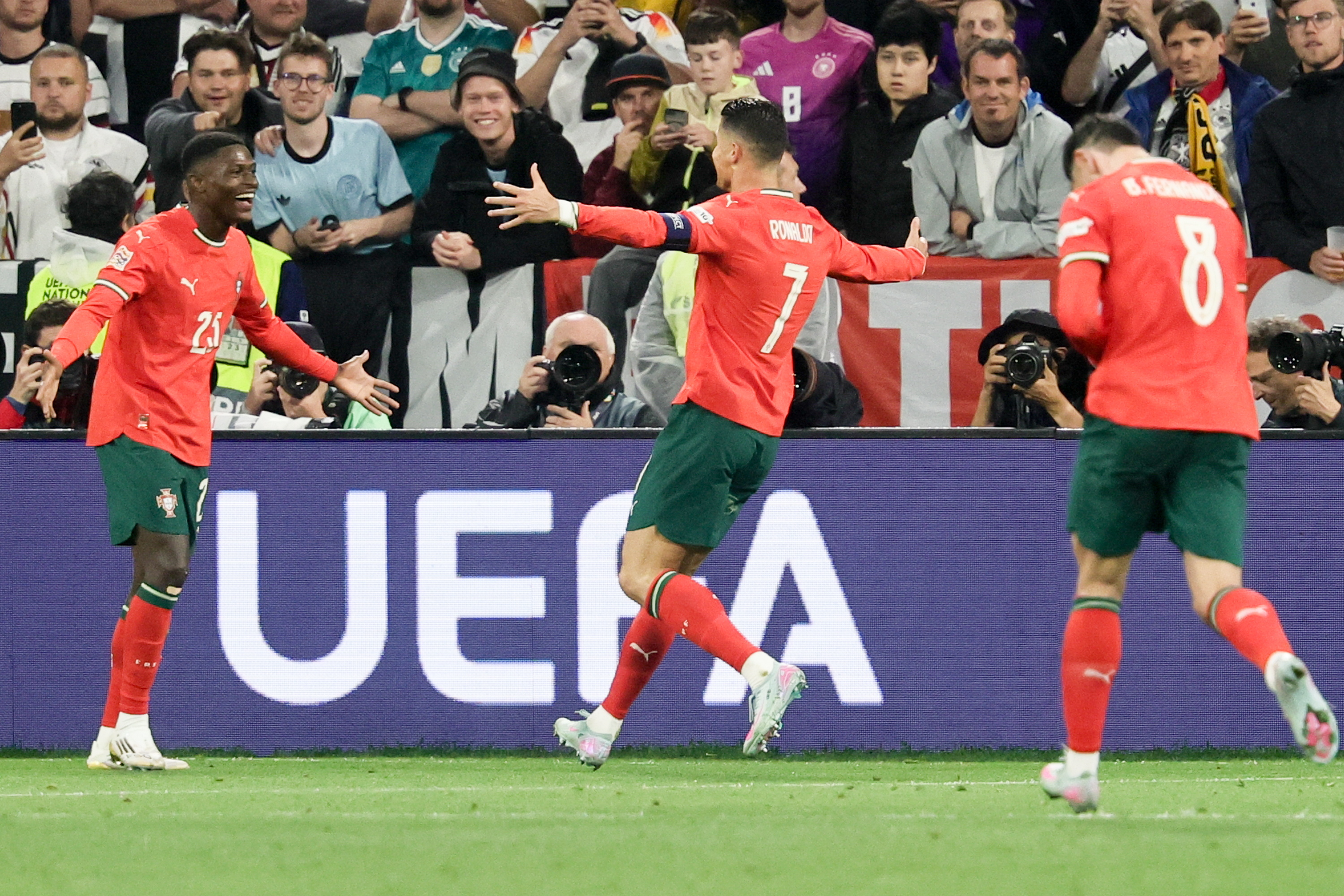 关于欧洲足球大战即将上演，球队备战冲刺备受关注的信息