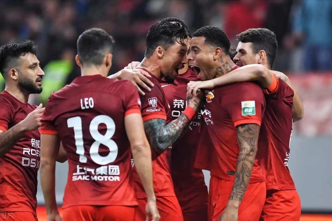 关于足球巨星对决精彩绝伦：全场观众热情高涨的信息