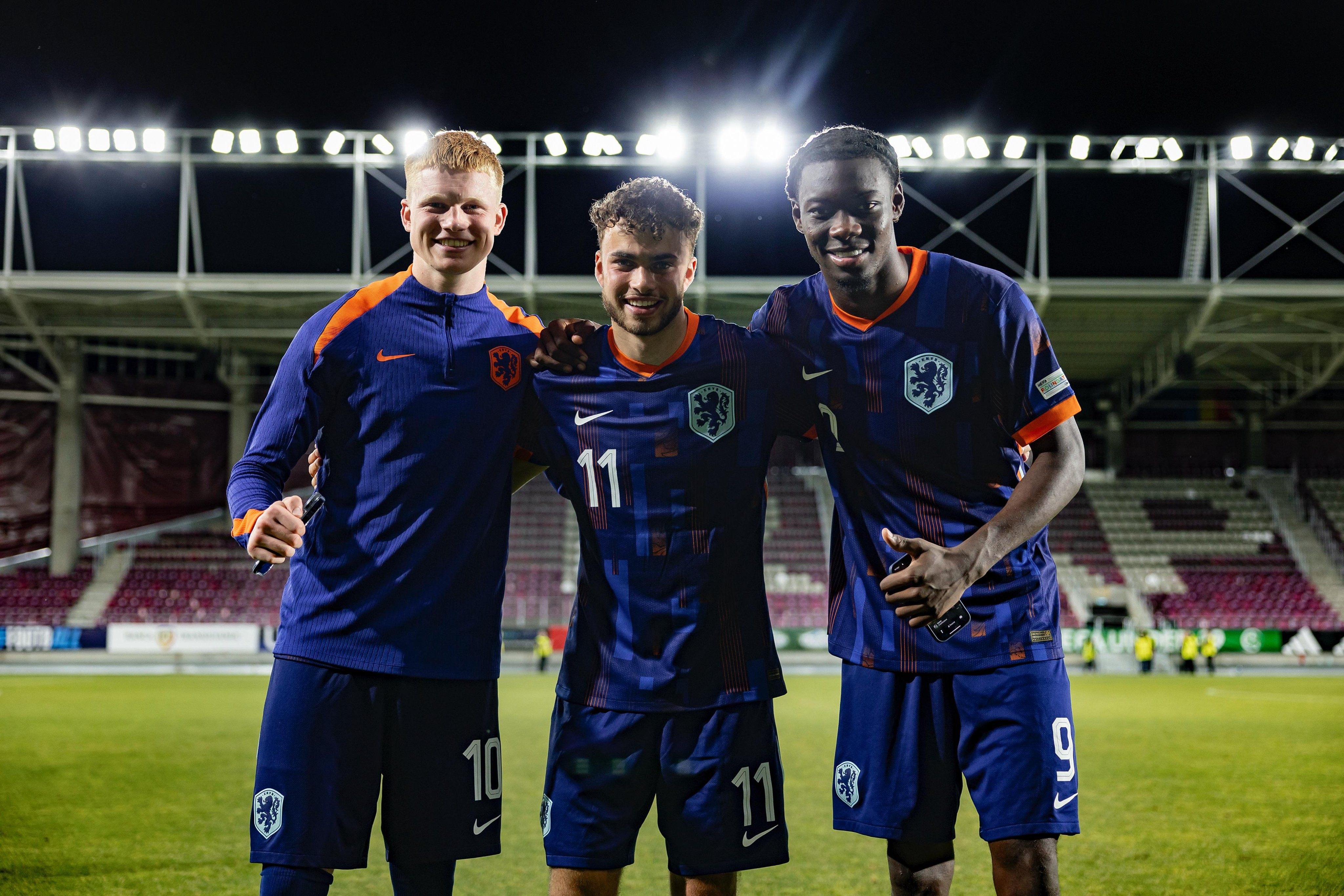 荷兰队以惊人表现赢得欧预赛比赛,成功晋级 荷兰队以惊人表现赢得欧预赛比赛,成功晋级