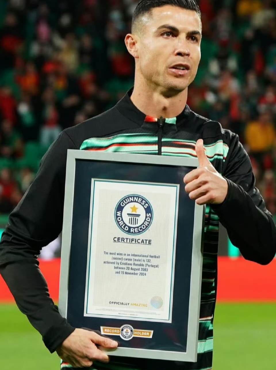 足球明星再度亮相，为球队带来胜利的希望