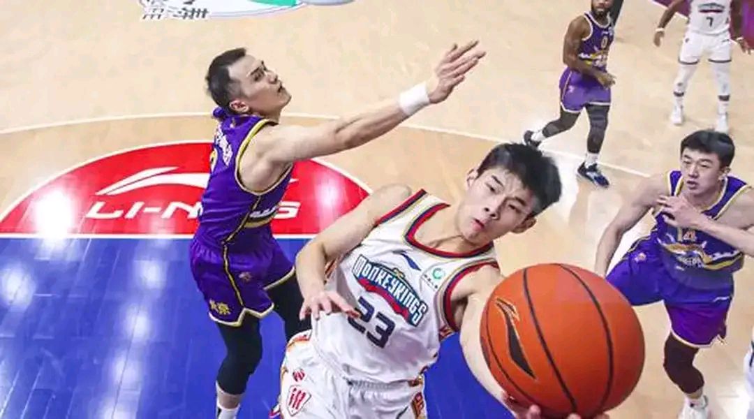 太阳队员合力突围，轻取对手实现反超胜利