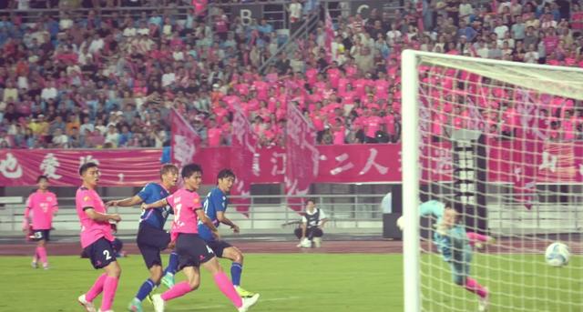 联赛赛场上球队实力对决，精彩纷呈