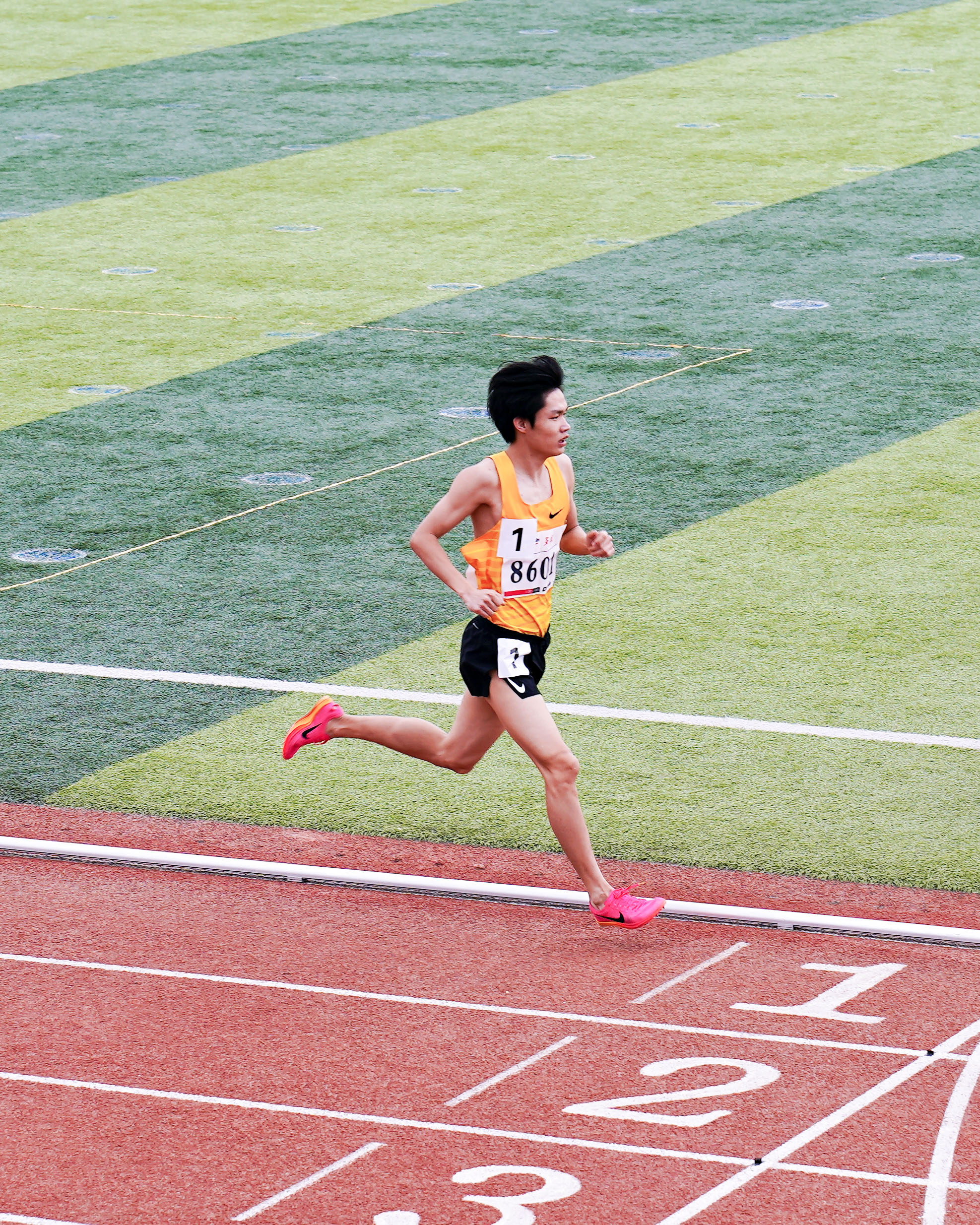 精彩瞬间不断，运动员们在场上奋勇拼搏