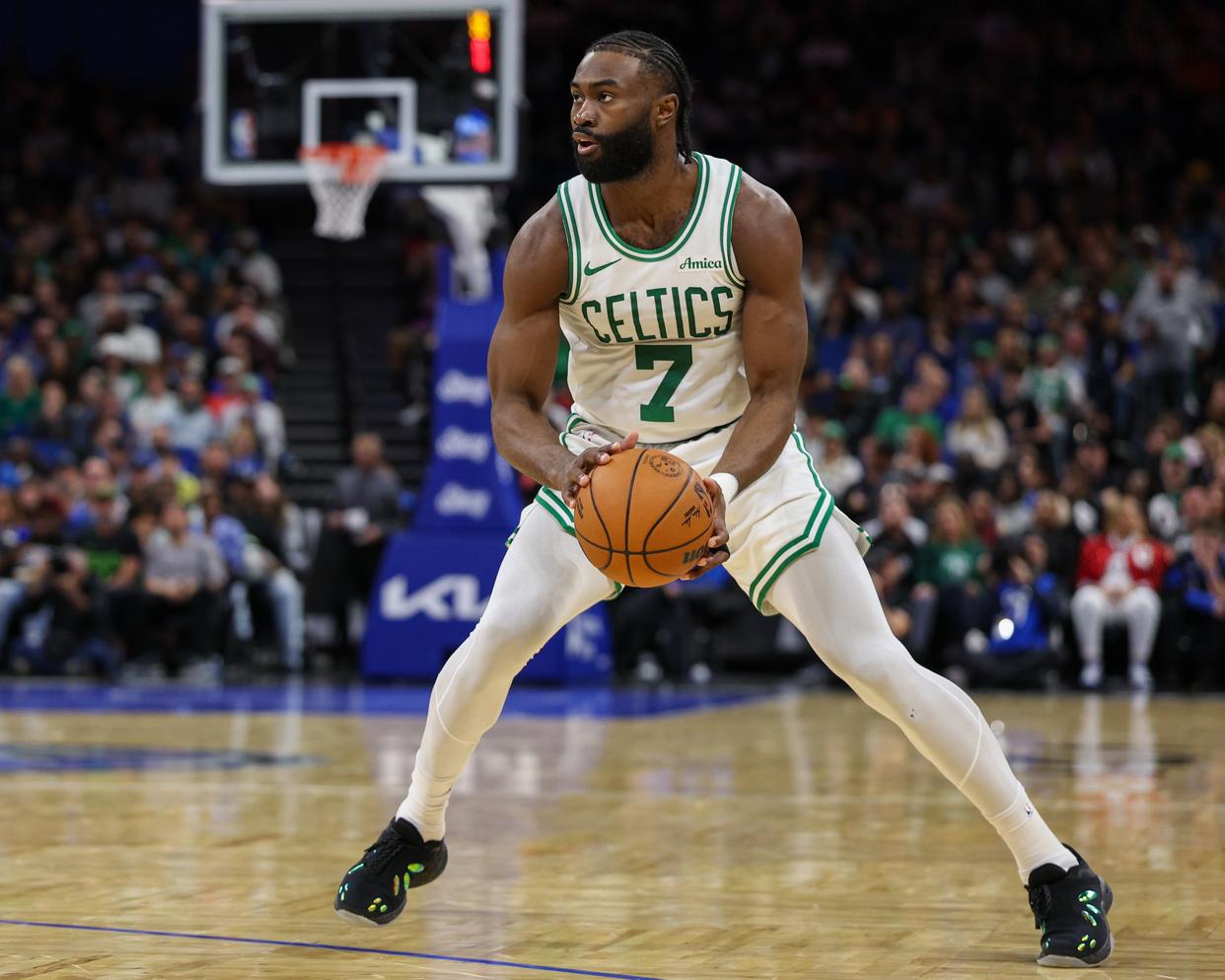 西班牙男篮完胜湖人，杰伦·布朗送出助攻的简单介绍