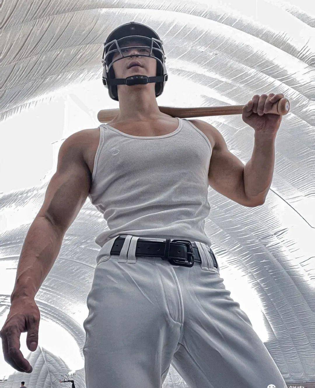 包含橄榄球球员突破自我，表现堪称完美的词条