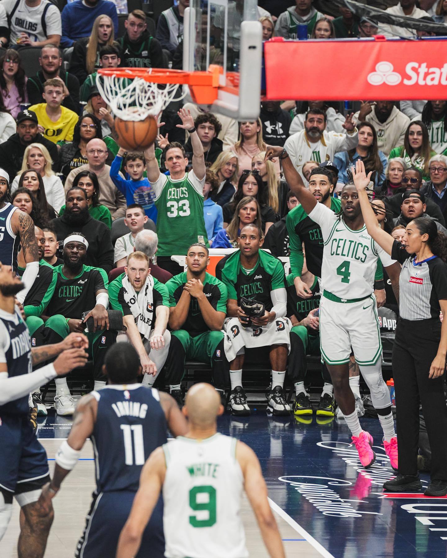 关于独行侠完胜步行者，恩比德刷新纪录的信息